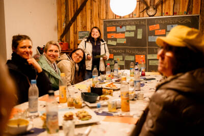Unternehmerinnen bringen den Netzwerkgedanken bei einem kleinen Workshop auf den aktuellen Stand