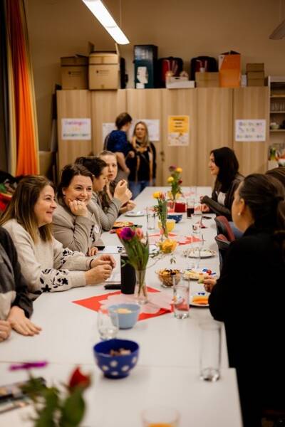 Unternehmerinnen, Gründerinnen und Freiberuflerinnen tauschen sich über die Möglichkeiten aus, wie man Social Media für das eigene Business nutzen kann.